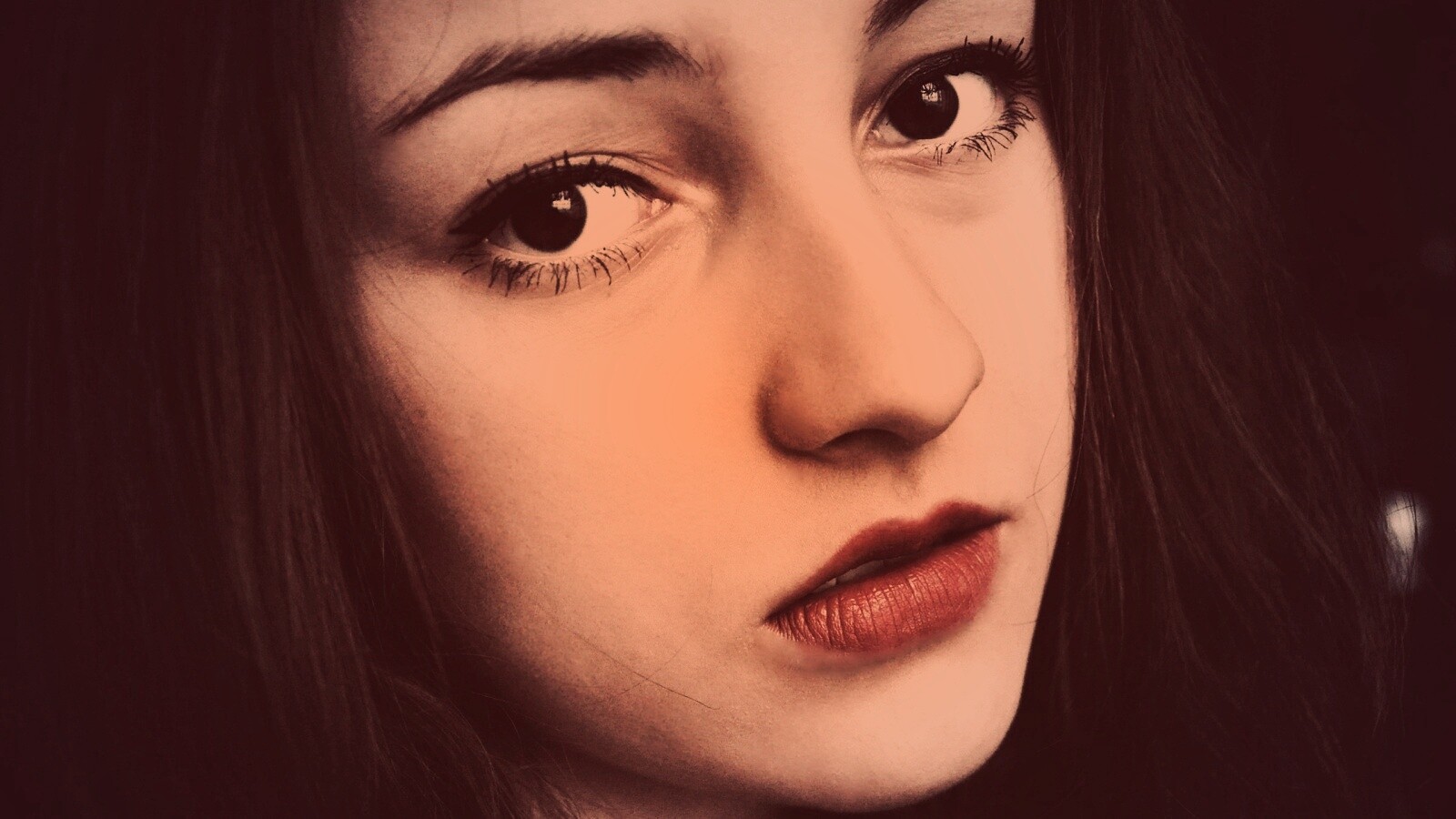 Брюнетка с ярким макияжем и печальным лицом обои