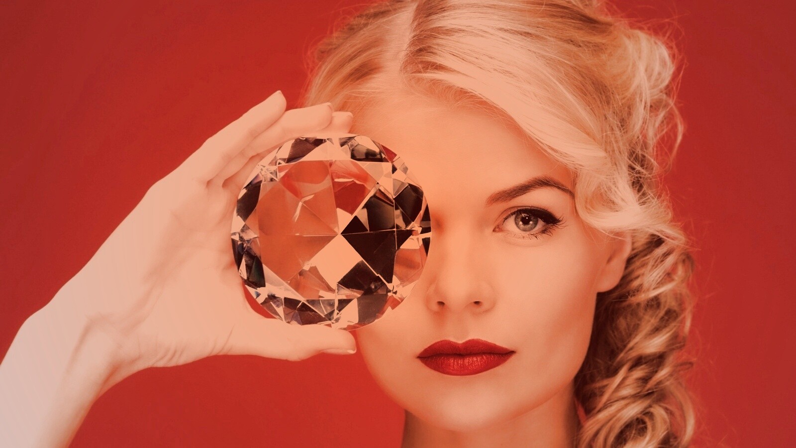 Девушка с бриллиантом обои
