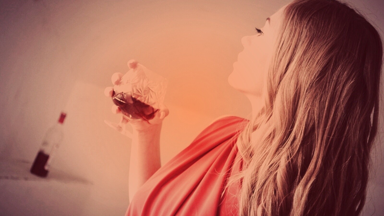 Девушка с бокалом обои