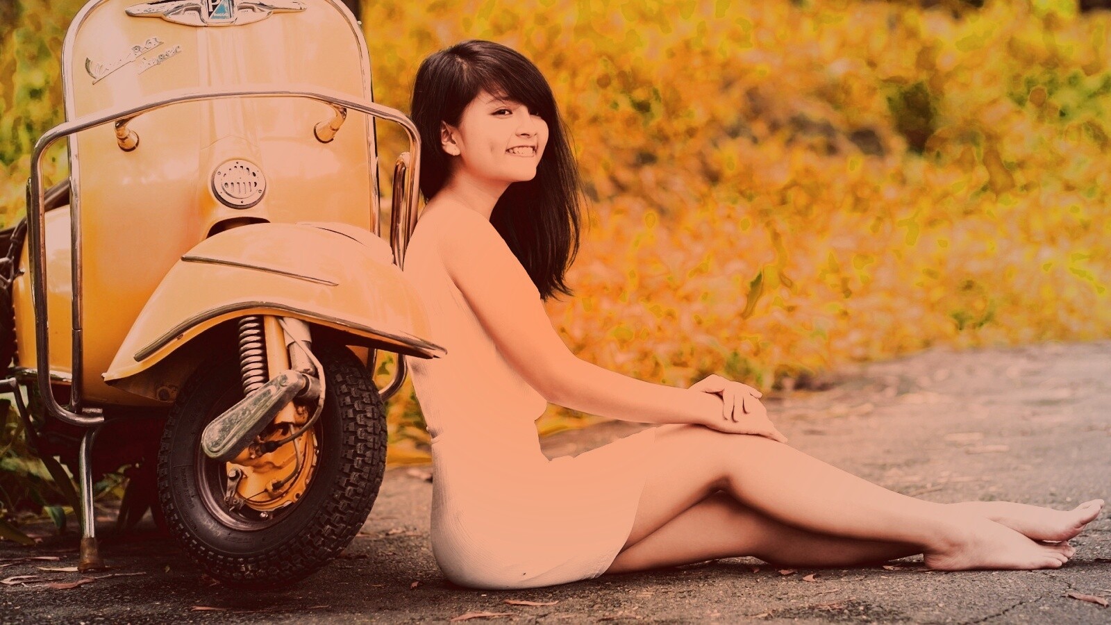 Девушка и мопед обои