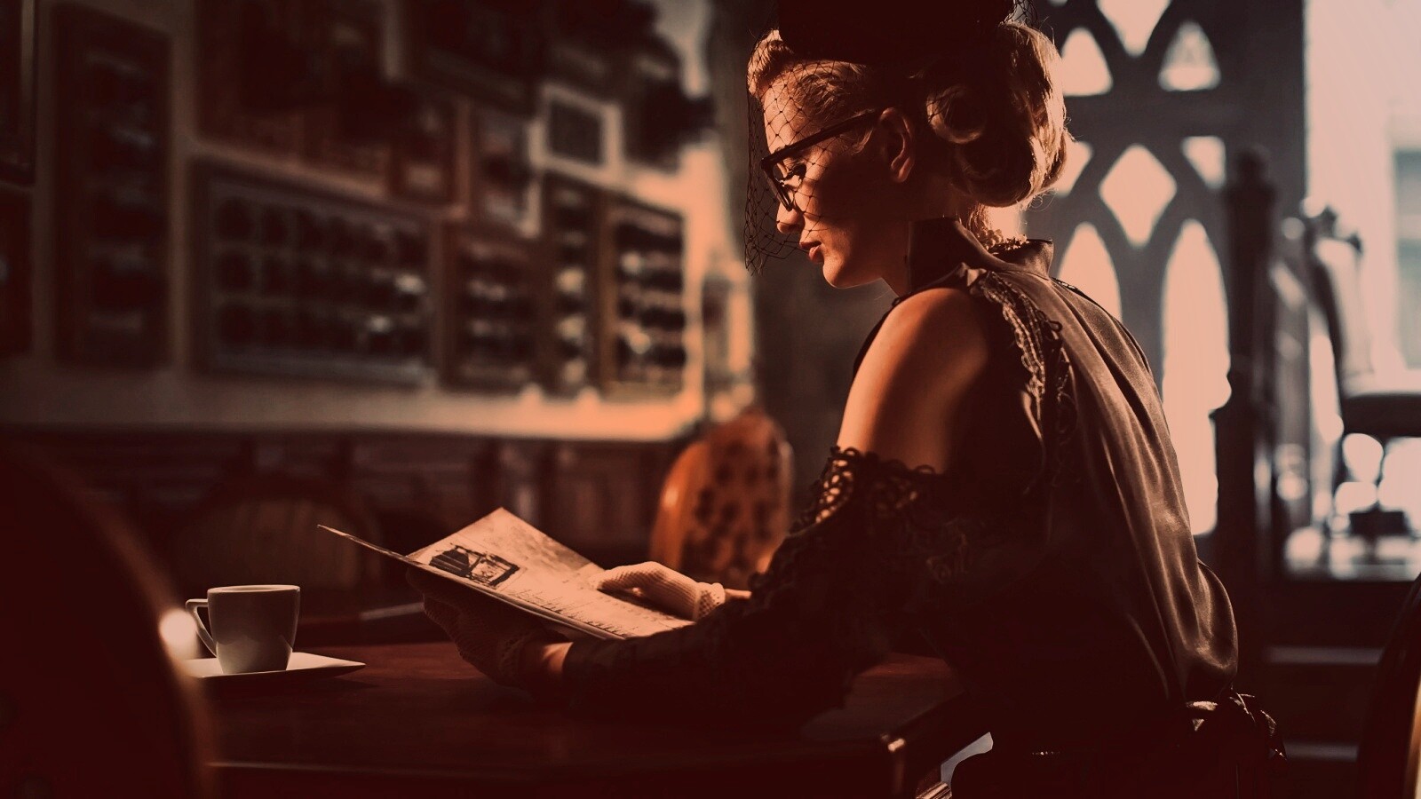 Витажная девушка в кафе обои