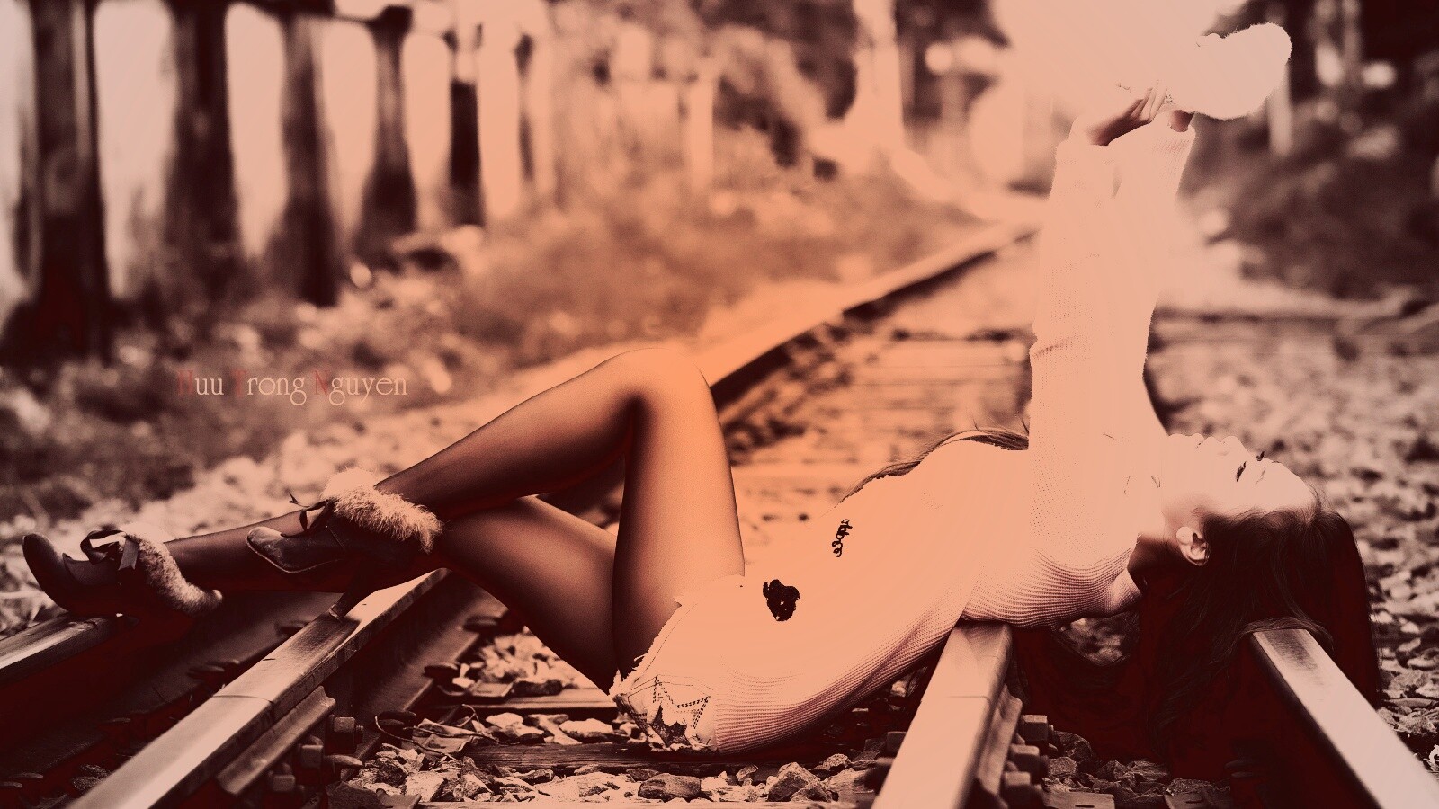 Модель на железнодорожных путях обои