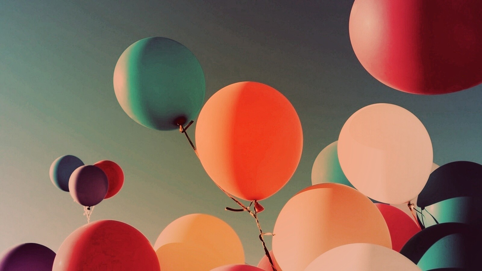 Разноцветные воздушные шарики обои