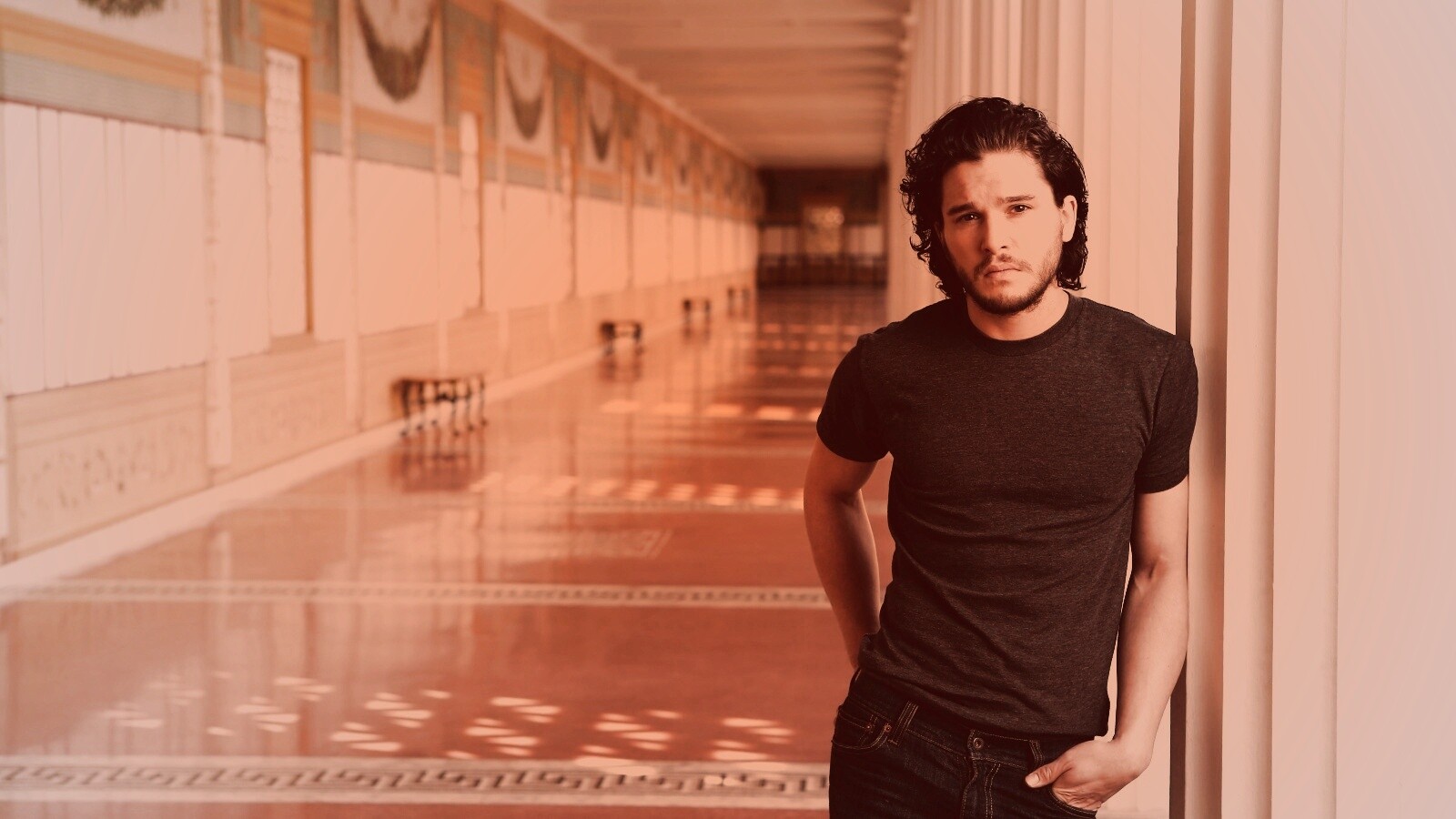 Кит Харингтон у колонны обои