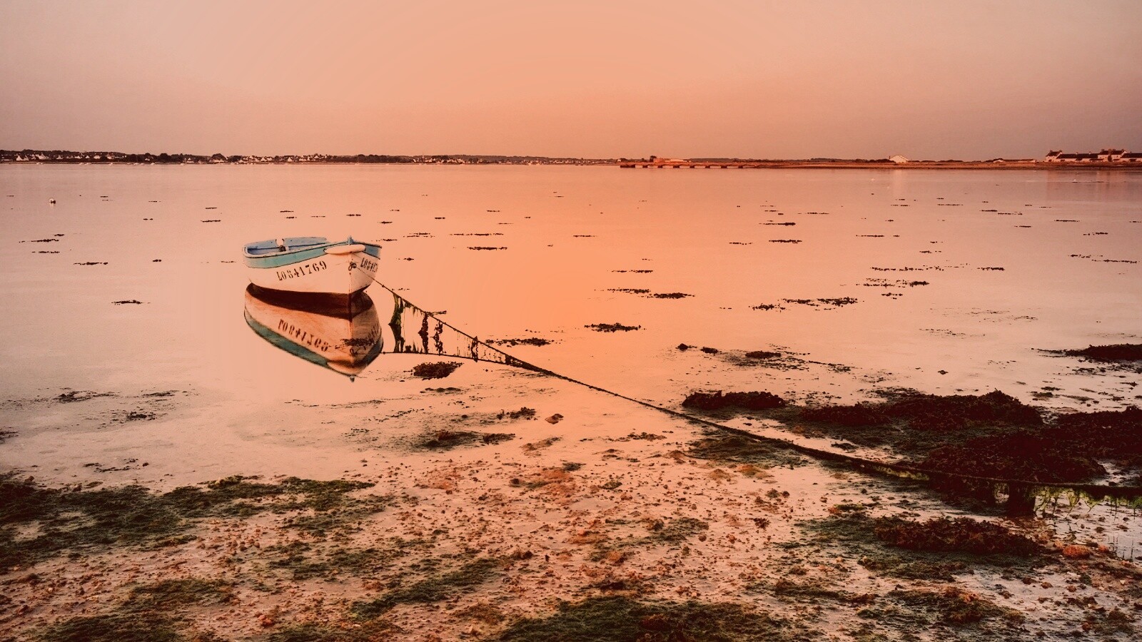 Лодка на илистом берегу обои