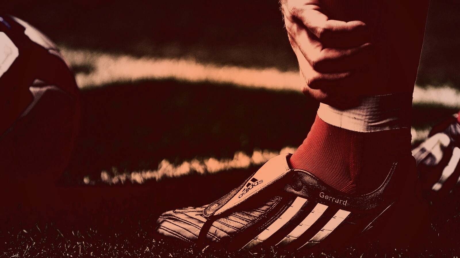 Левая нога футболиста в бутсе обои