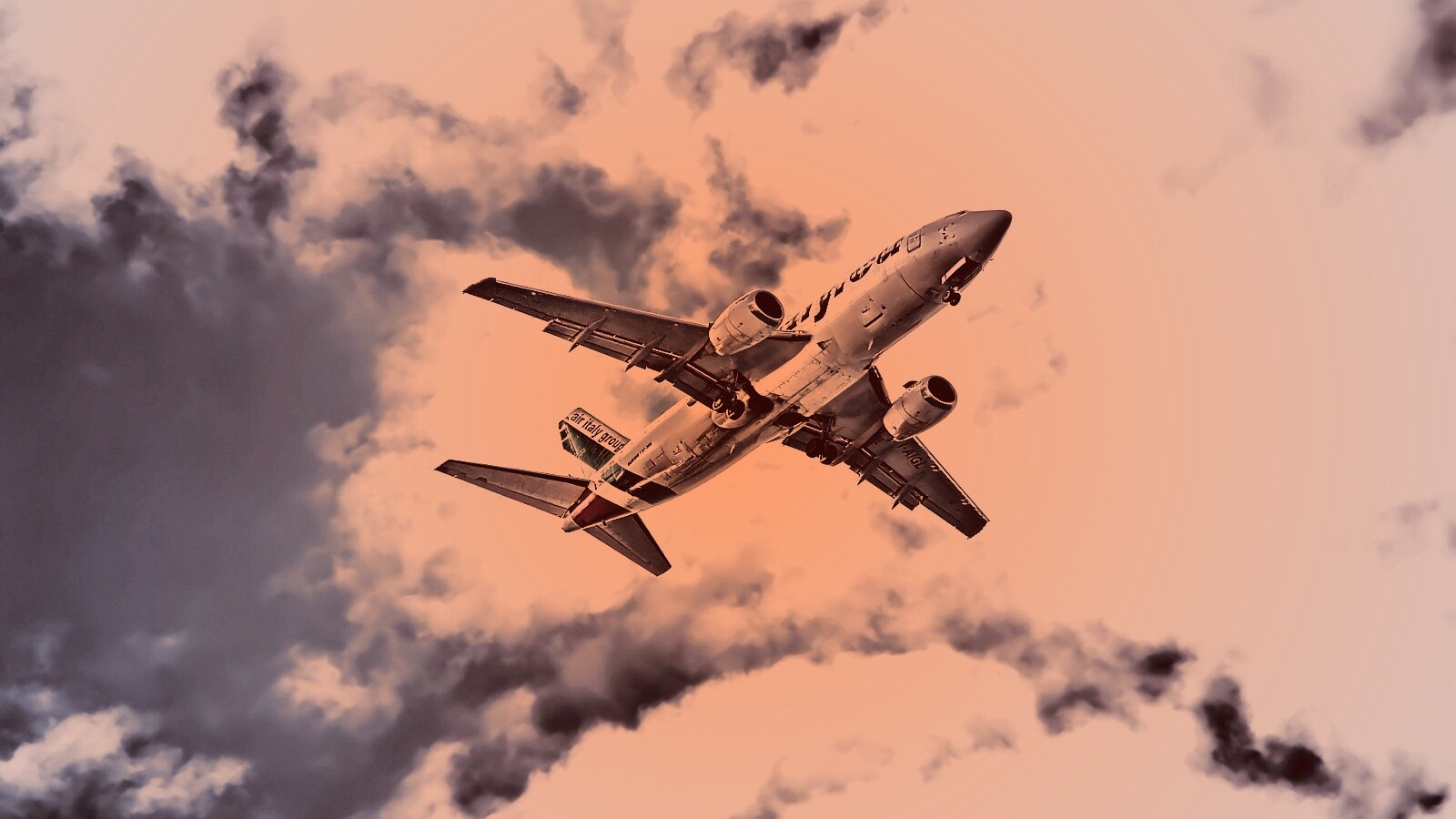 Самолет гражданской авиации в небе обои