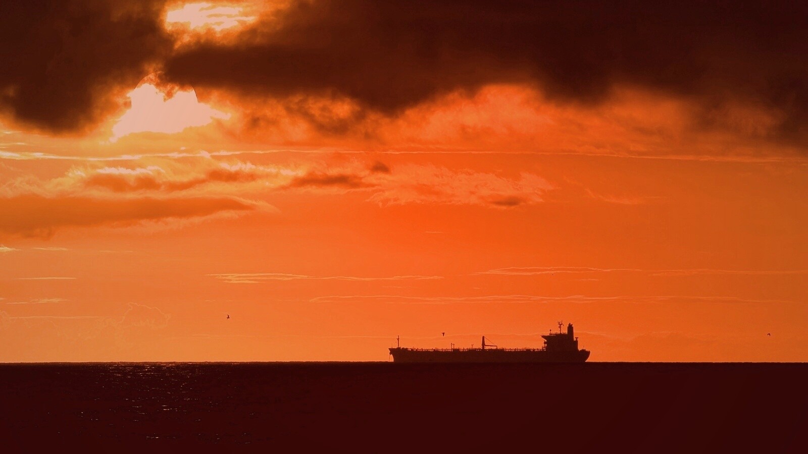 Баржа на закате обои