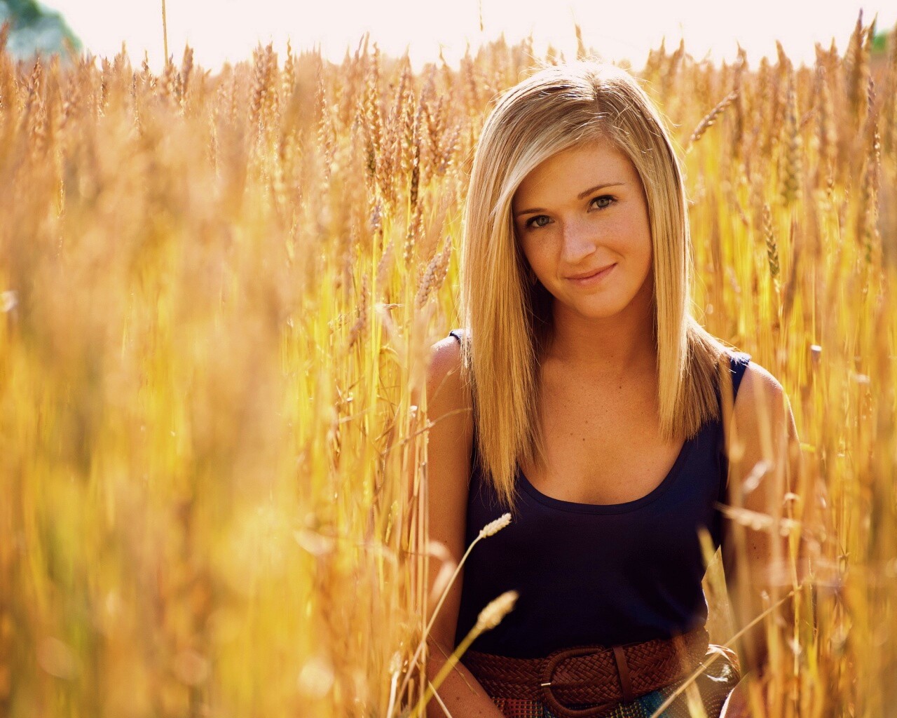 Девушка во ржи обои