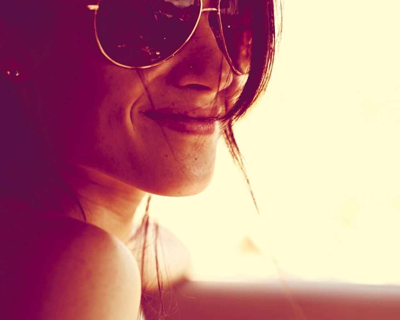 Девушка в очках обои