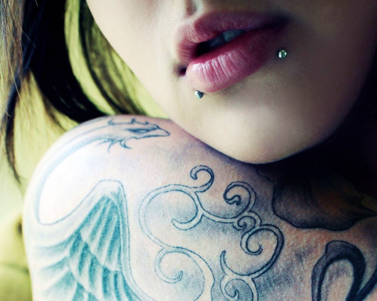 Плечо с татуировкой обои