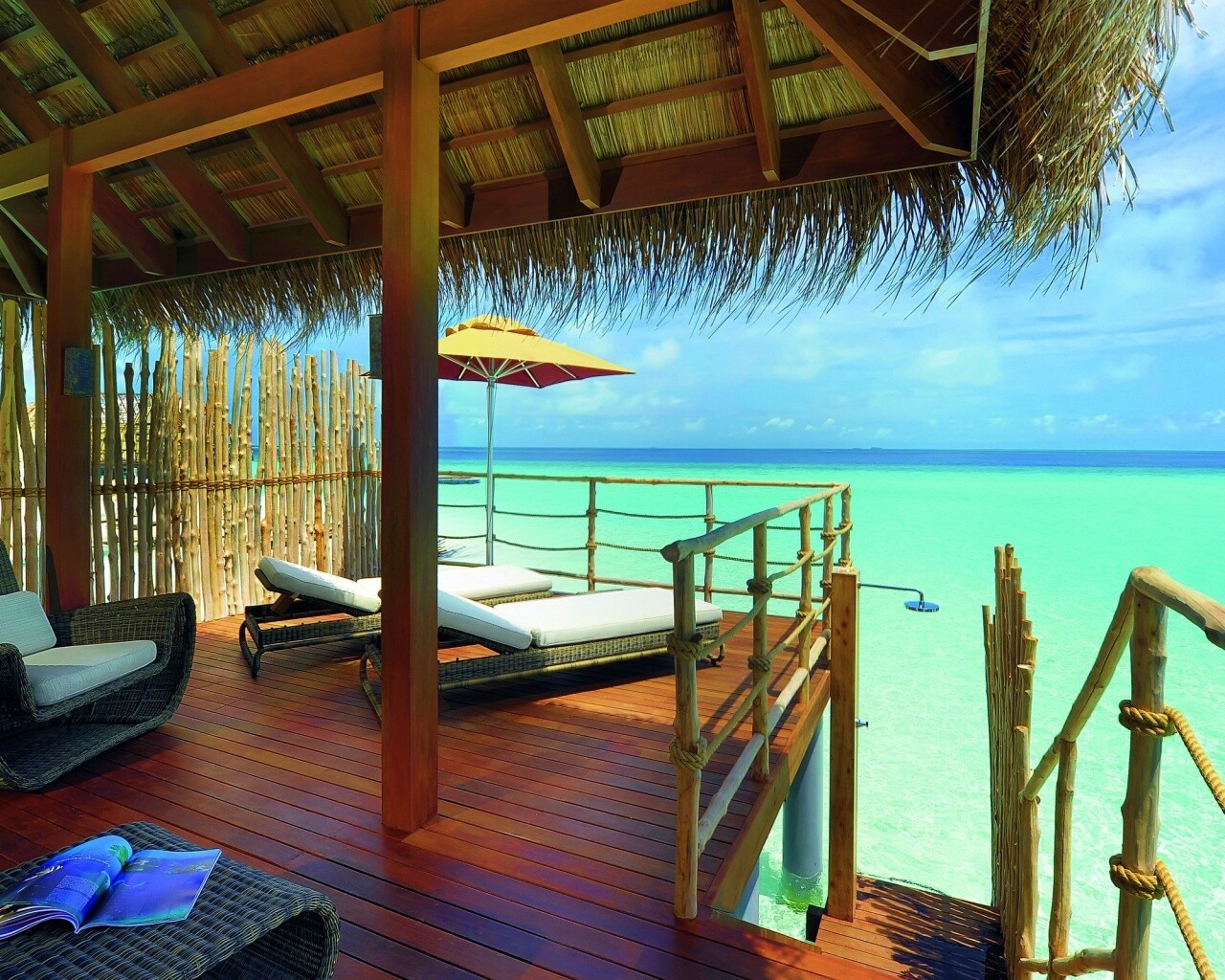 Домик на пляже обои