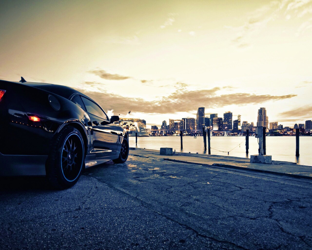 Черный спорткар обои