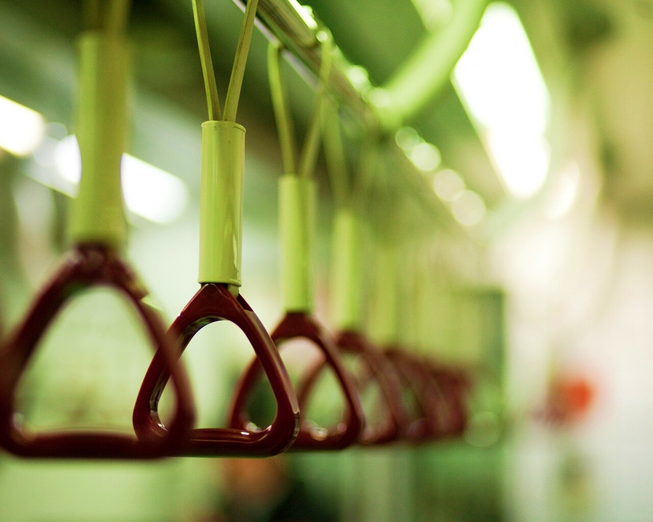 Поручни в метро обои