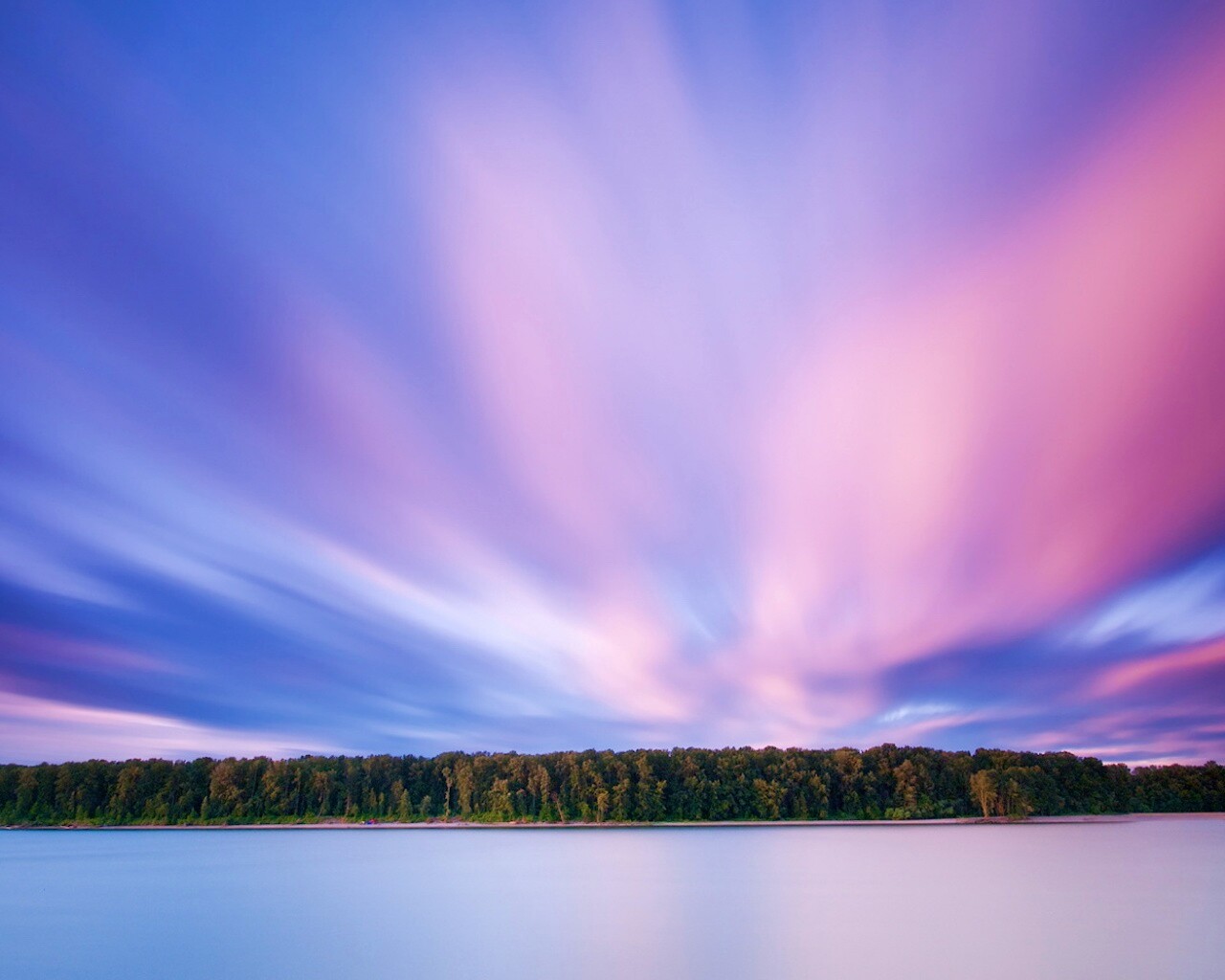 Вечернее небо над озером обои