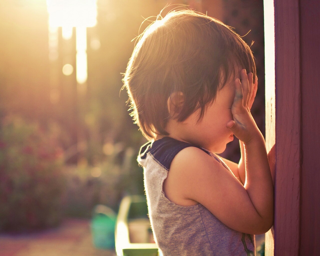 Малыш играет в прятки обои