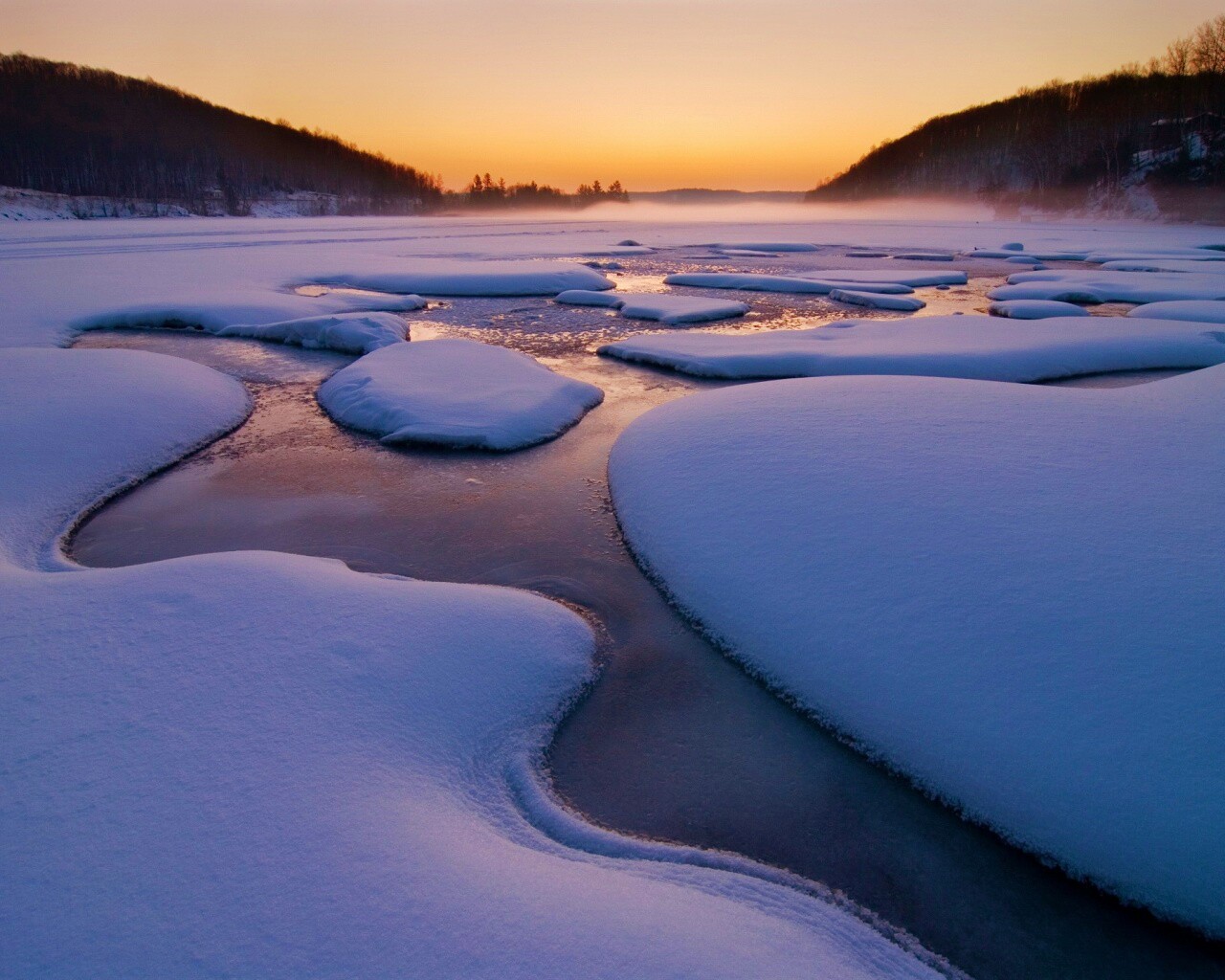 Полынья на замерзшем озере обои