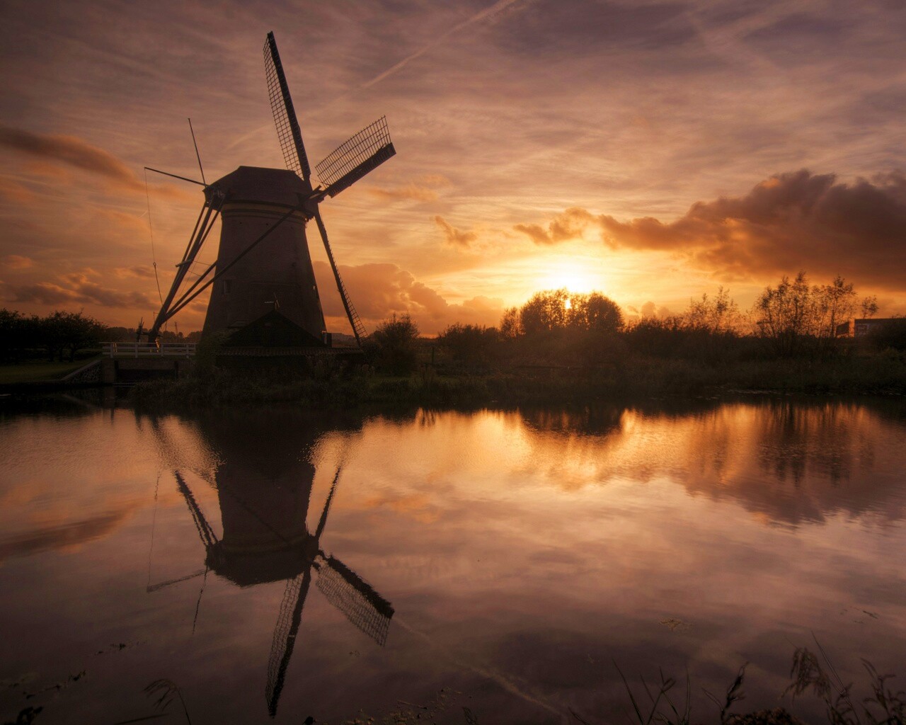 Мельница на озере обои