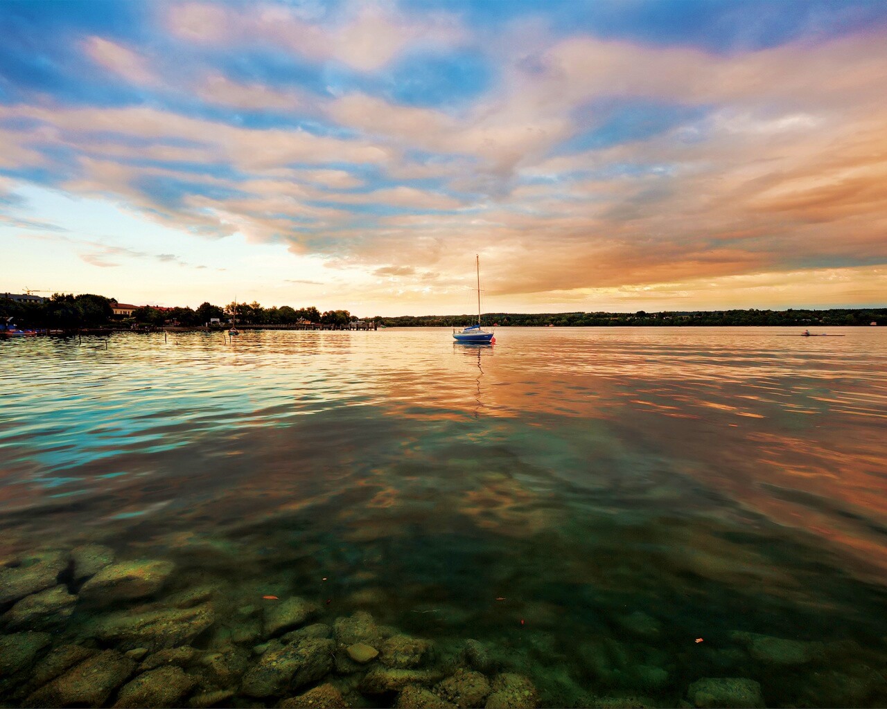 Яхта на озере обои