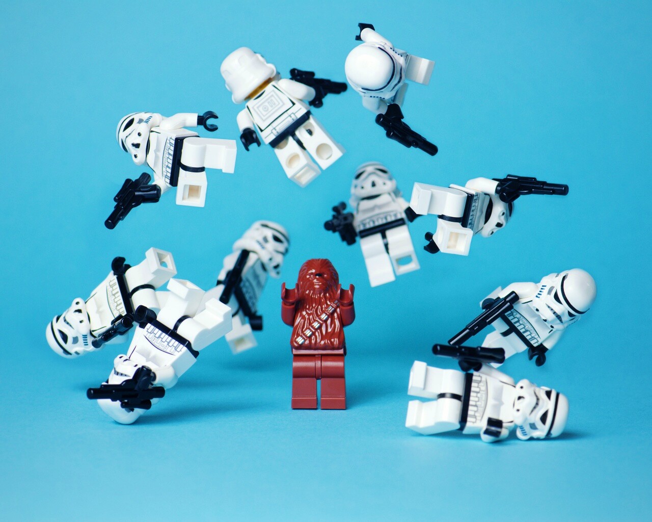 Чубака раскидывает имперских штурмовиков обои