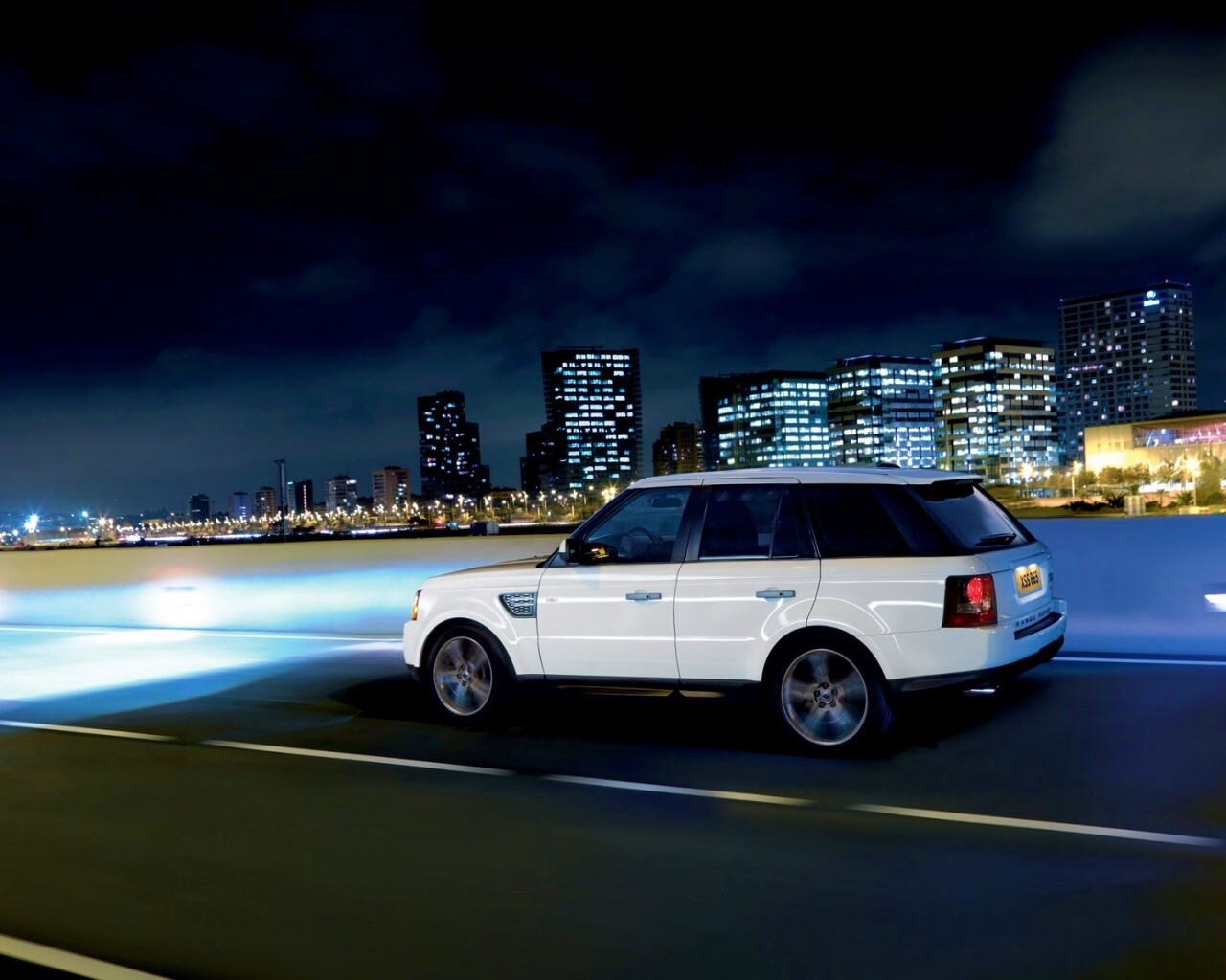 Белый Лэнд Ровер обои