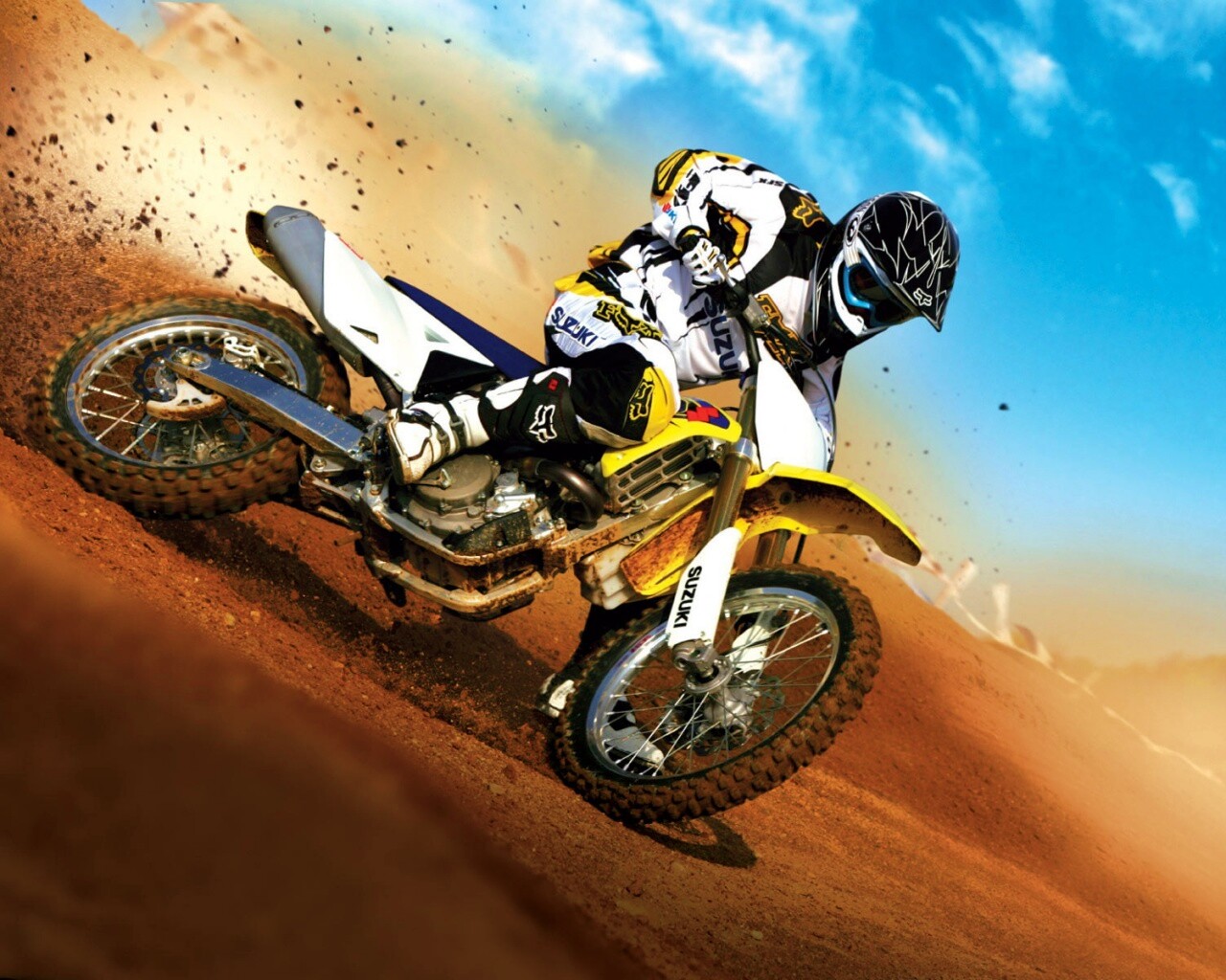 Мотоциклист на кроссовом байке обои