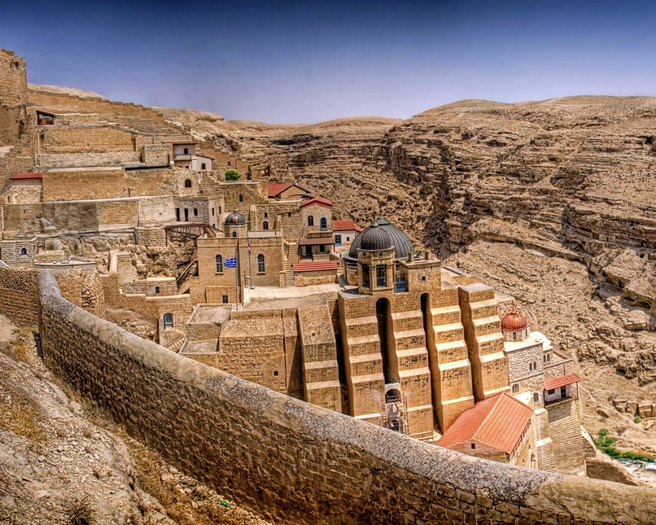 Город среди скал обои