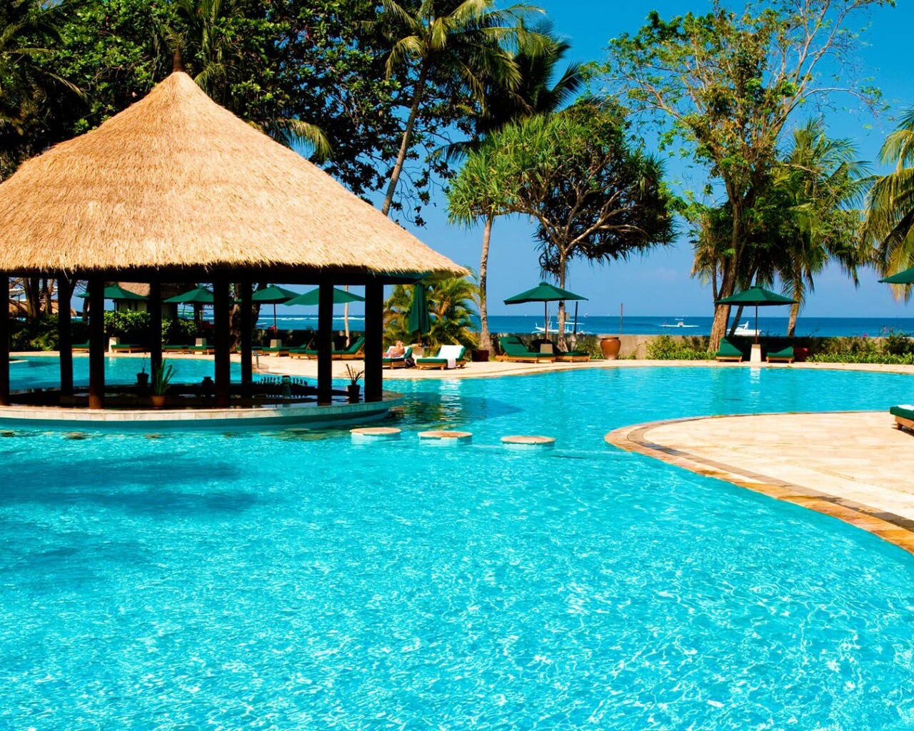 Бассейн отеля обои