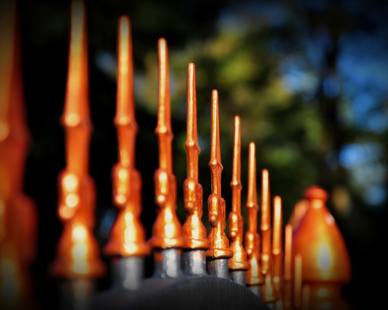 Оранжевые наконечники на ограде обои