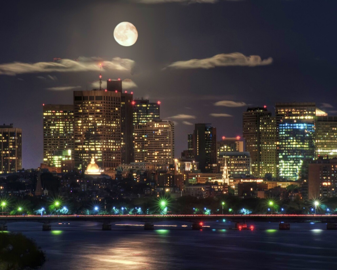 Луна над мегаполисом обои