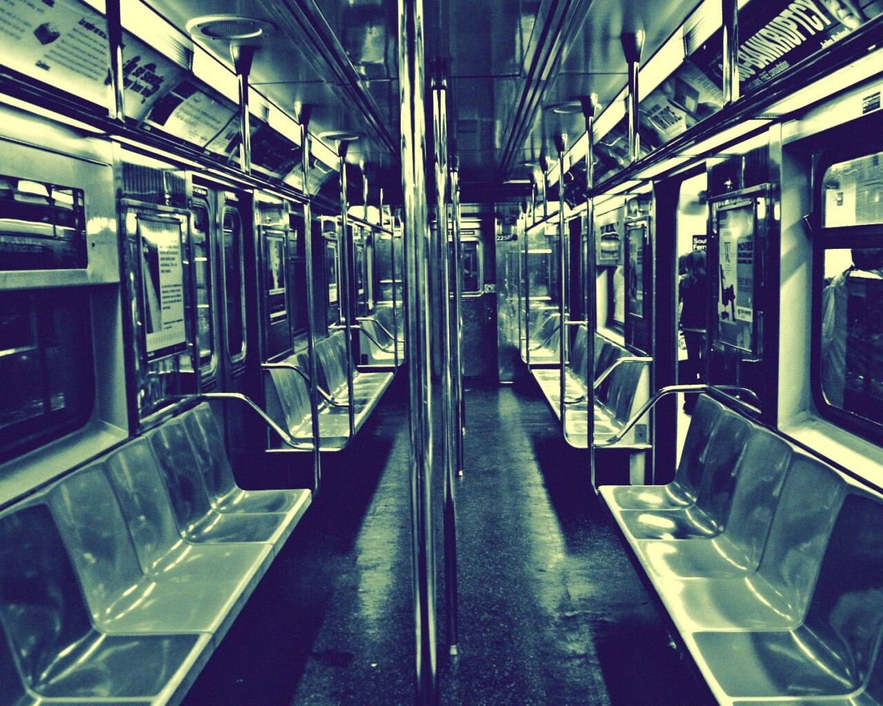 Пустой вагон метро обои