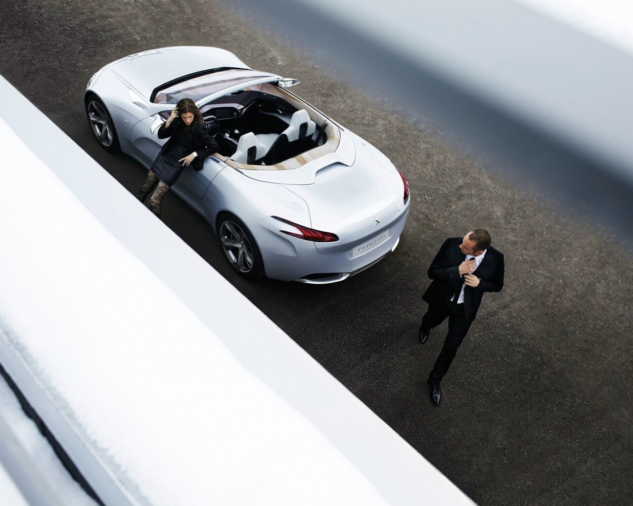 Пара у кабриолета Пежо обои