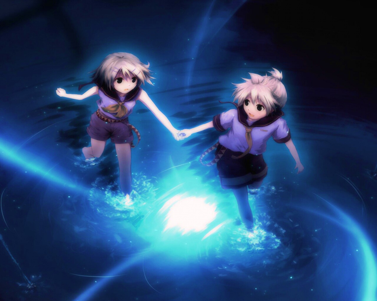 Девочки бегут по воде обои