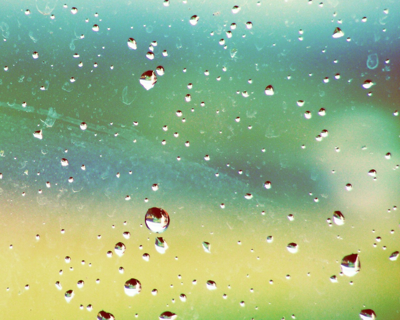 Капли на грязном стекле обои