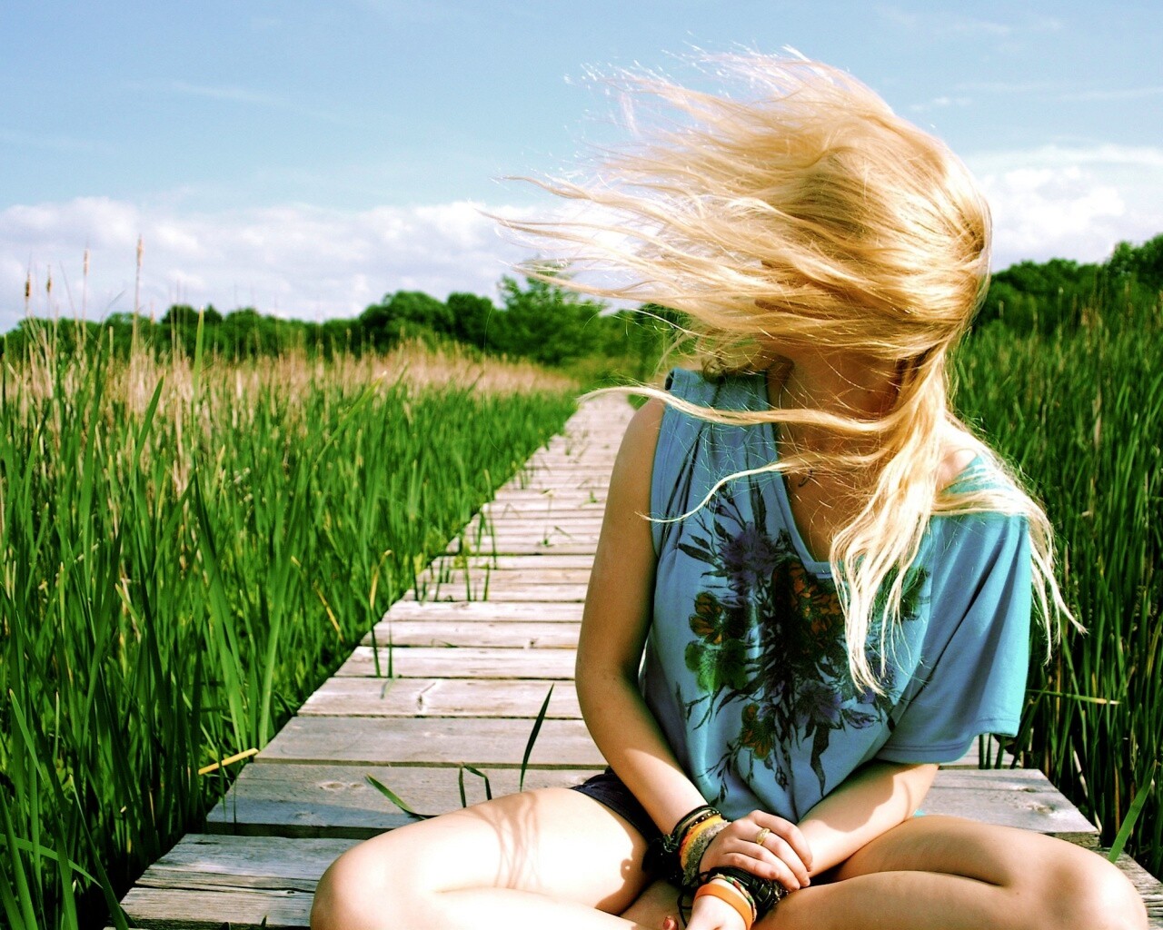 Девушка и ветер обои