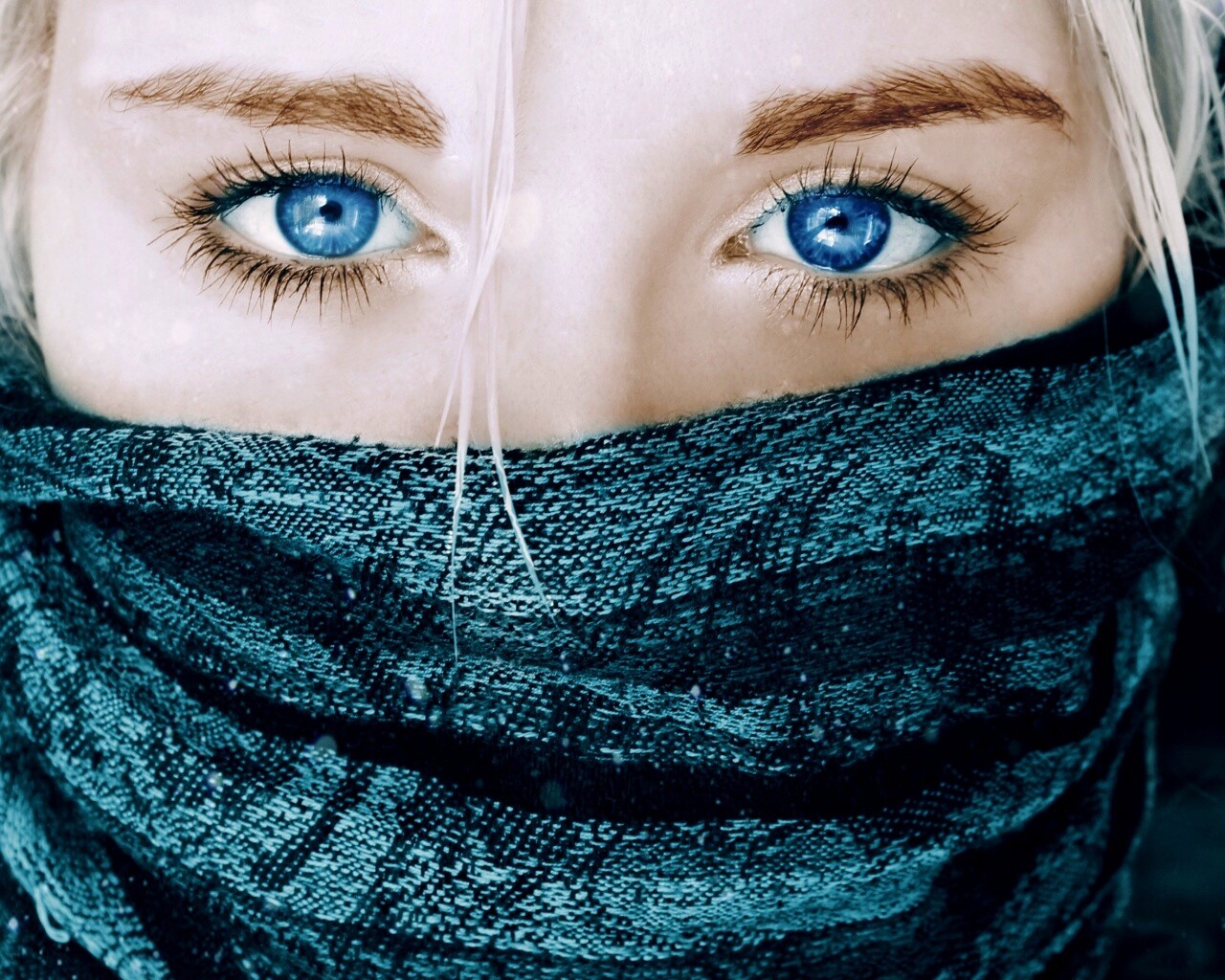 Блондинка с шарфом на лице обои