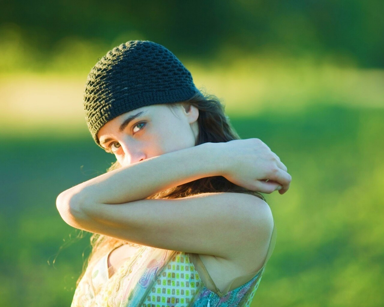 Спрятавшись за сгибом руки обои