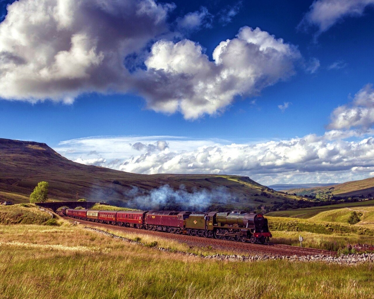 Поезд в долине обои