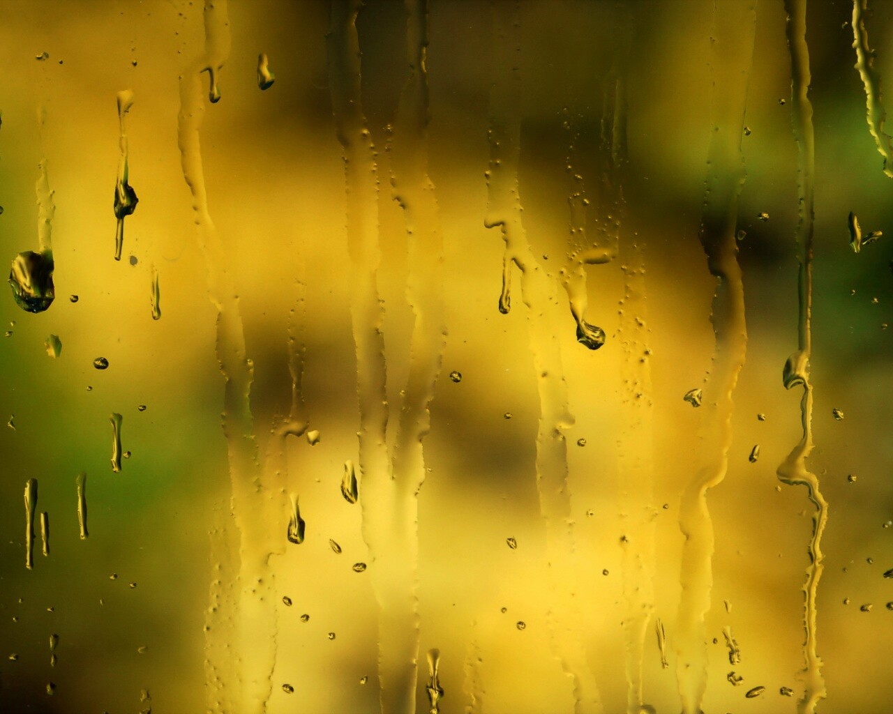 Текущая по стеклу вода обои