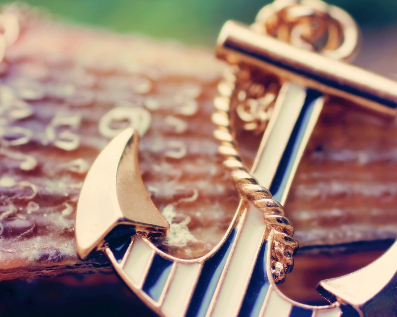 Кулон в виде якоря обои