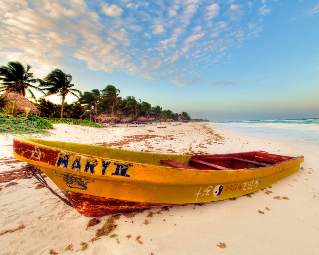 Лодка на берегу моря MARY IV обои