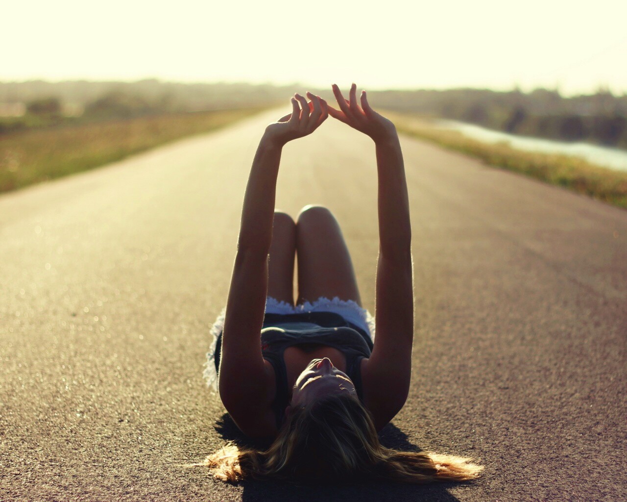 Девушка на асфальте обои