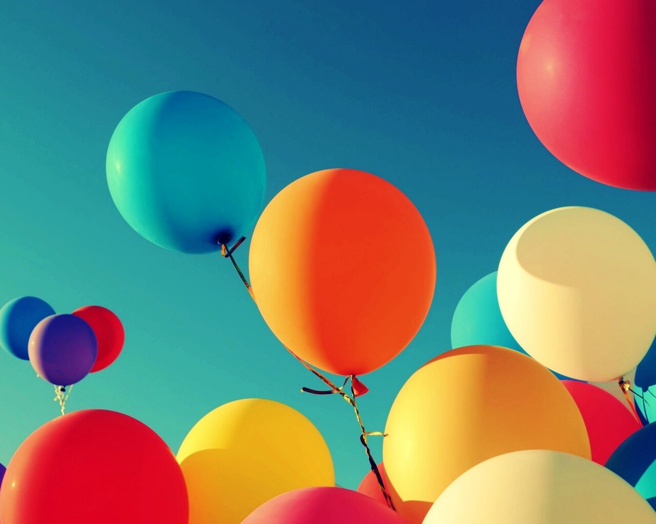 Разноцветные воздушные шарики обои