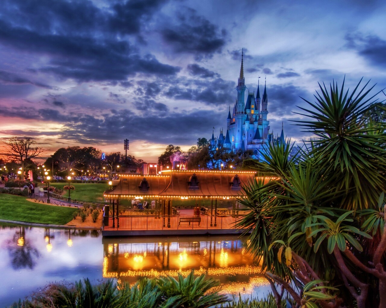 Диснеёленд вечером обои