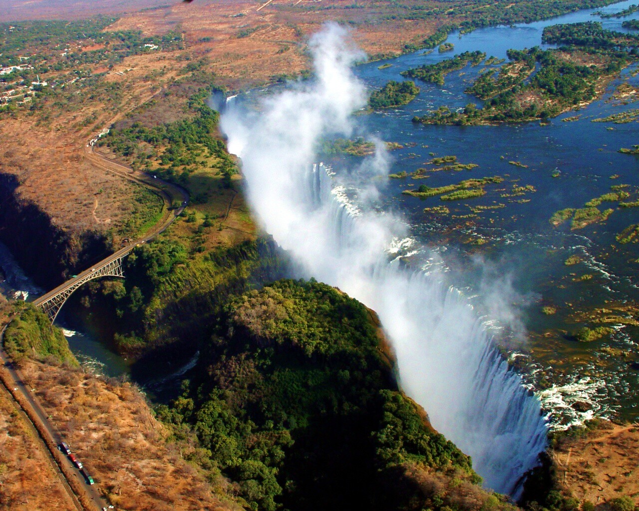 Живописный водопад обои