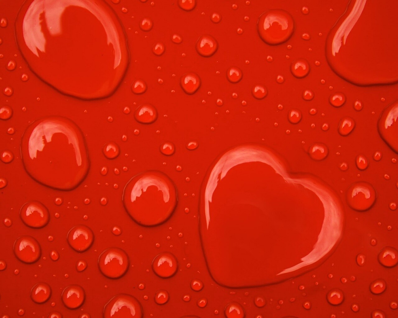 Капли на красном фоне обои