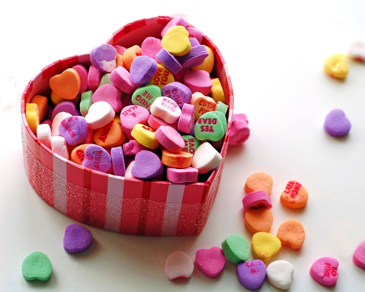 Конфеты в форме сердца обои