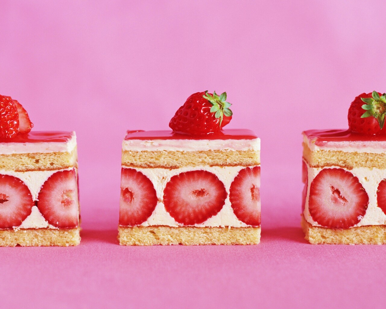 Ломтики клубничного торта обои
