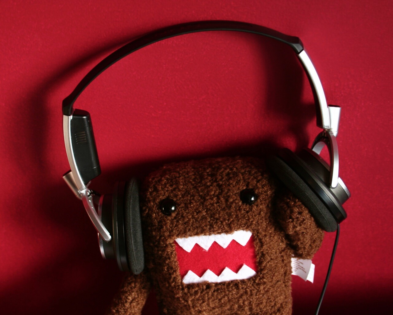 Демокун в наушниках обои