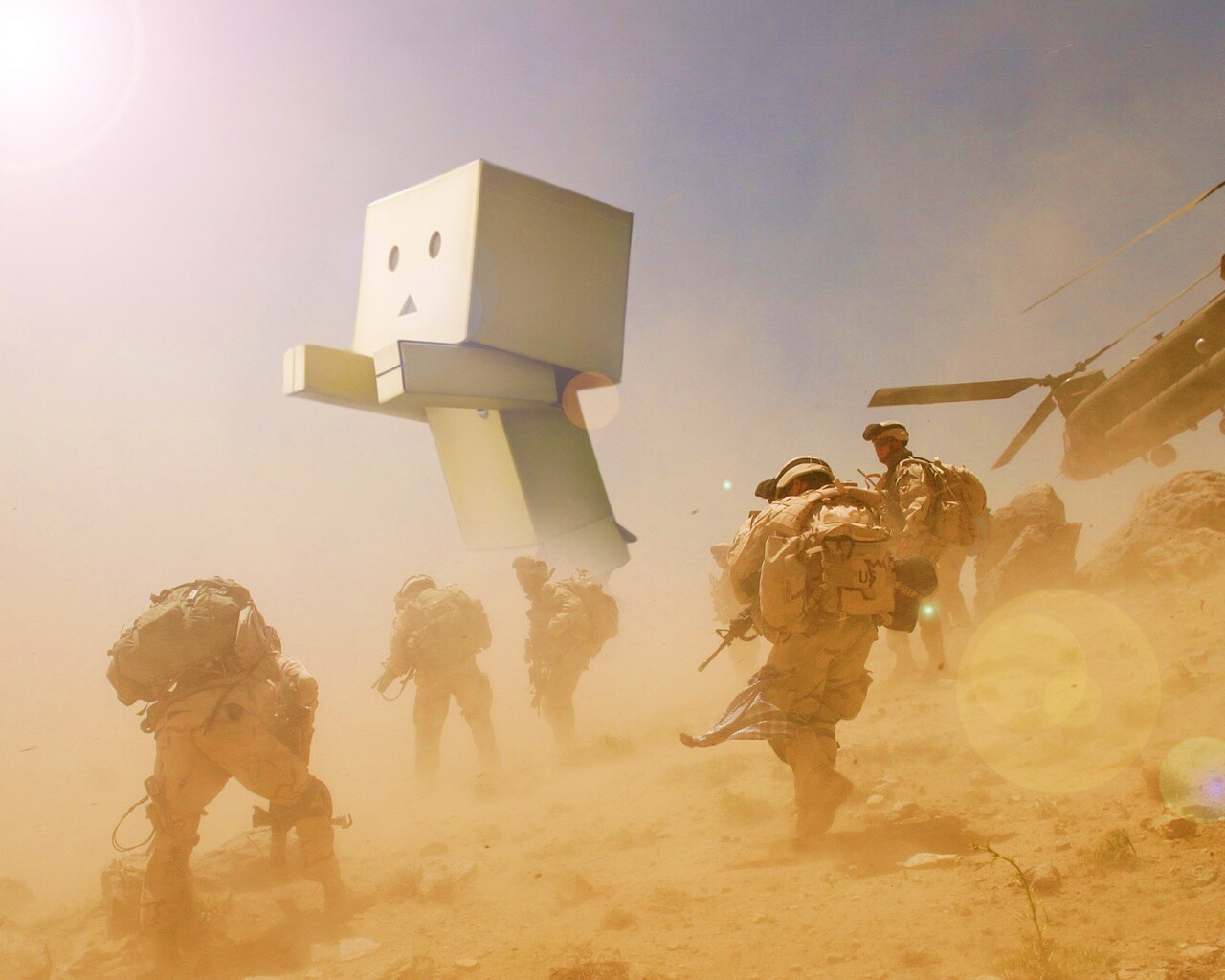 Картонный человек среди солдат обои